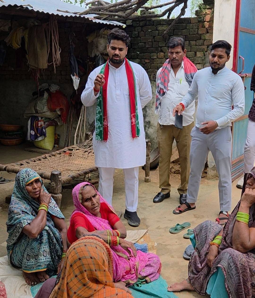 बसई गांव में सर्पदंश से 27 वर्षीय रजनी देवी का दुखद निधन, गगन लोधी ने शोकाकुल परिवार से मिलकर जताई संवेदना - Aligarh photo
