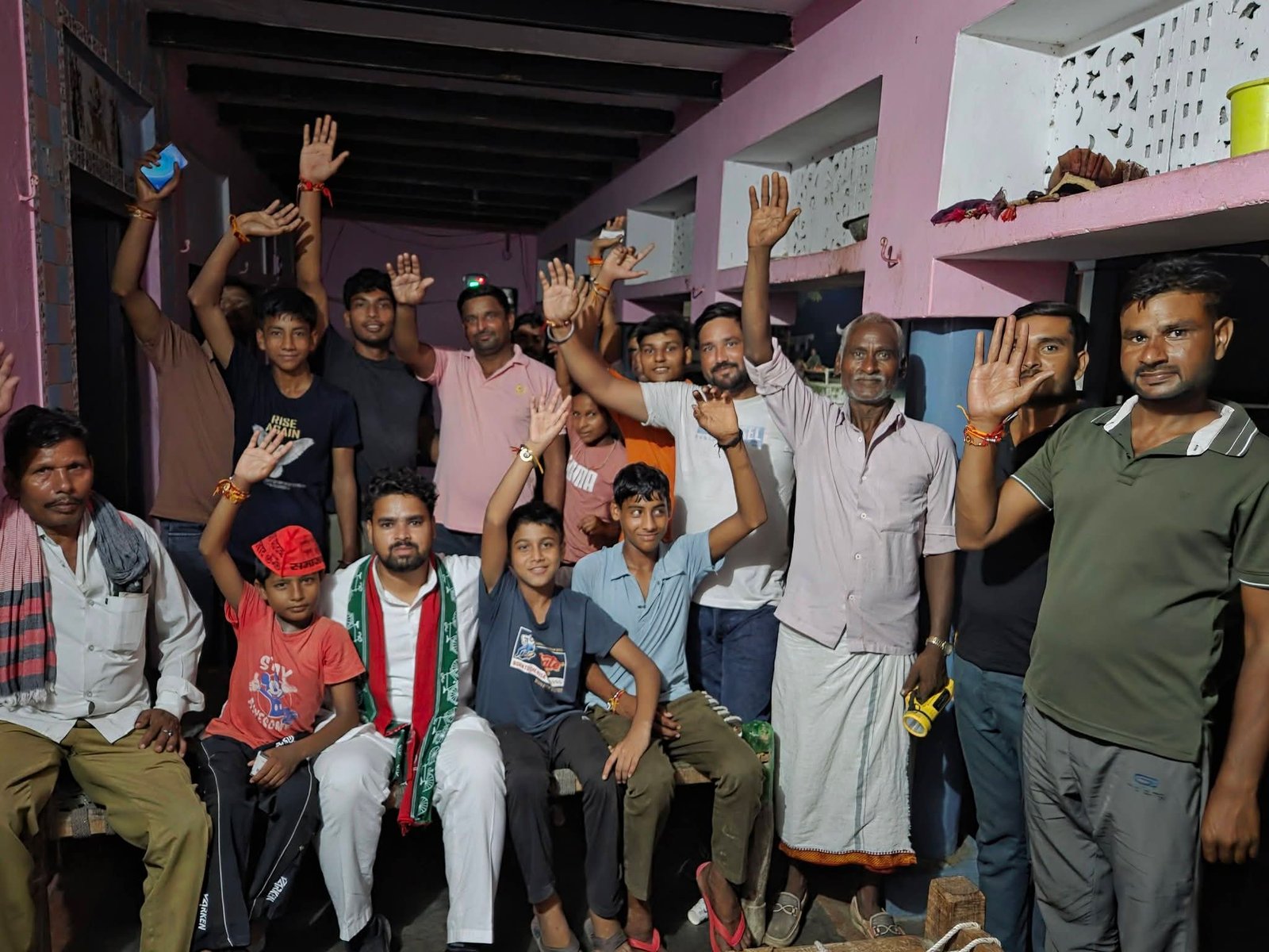 खड़ोआ में अपनों के बीच पहुँचे गगन लोधी, मिला भरपूर स्नेह - Aligarh photo