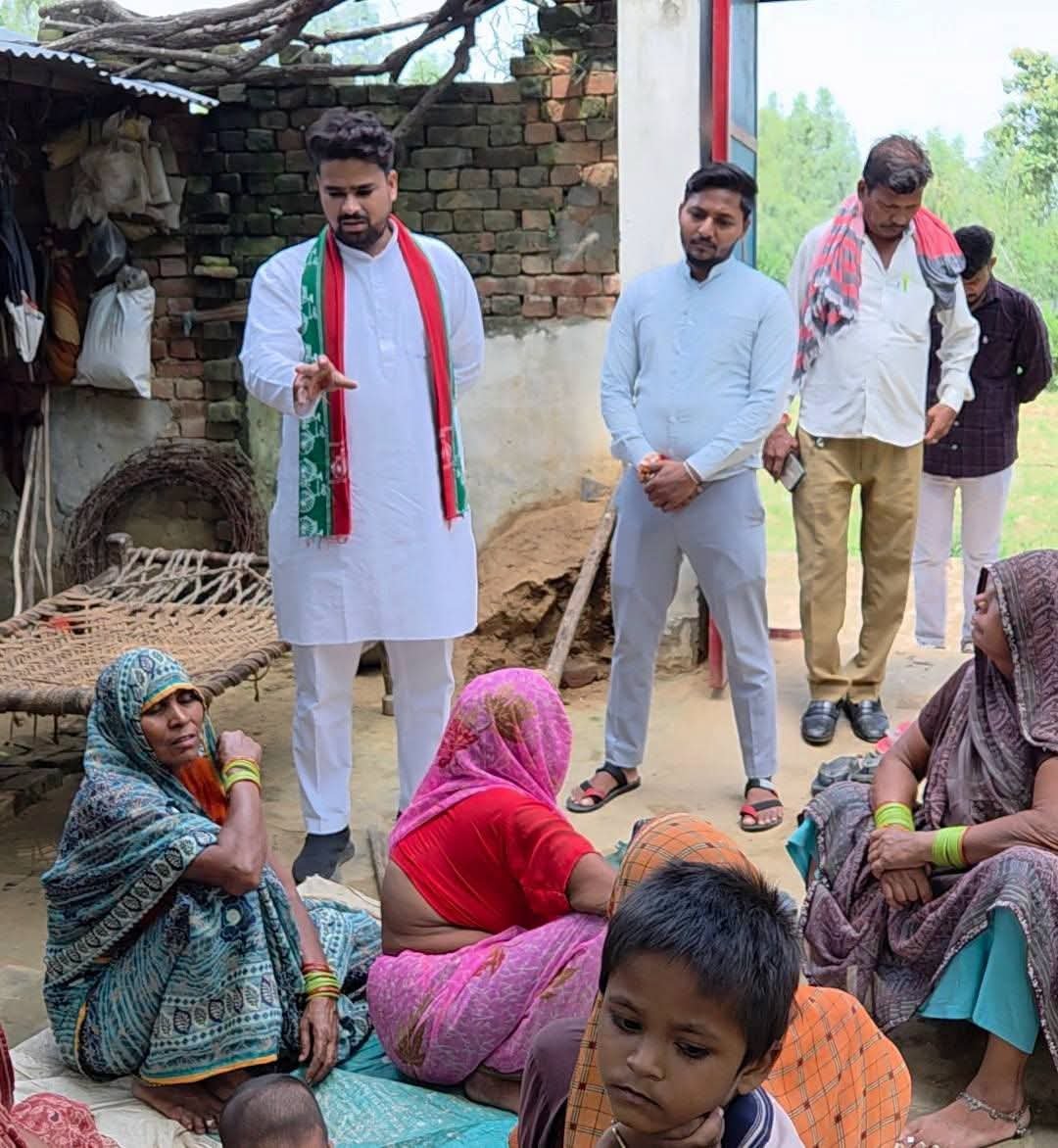 बसई गांव में सर्पदंश से 27 वर्षीय रजनी देवी का दुखद निधन, गगन लोधी ने शोकाकुल परिवार से मिलकर जताई संवेदना - Aligarh photo