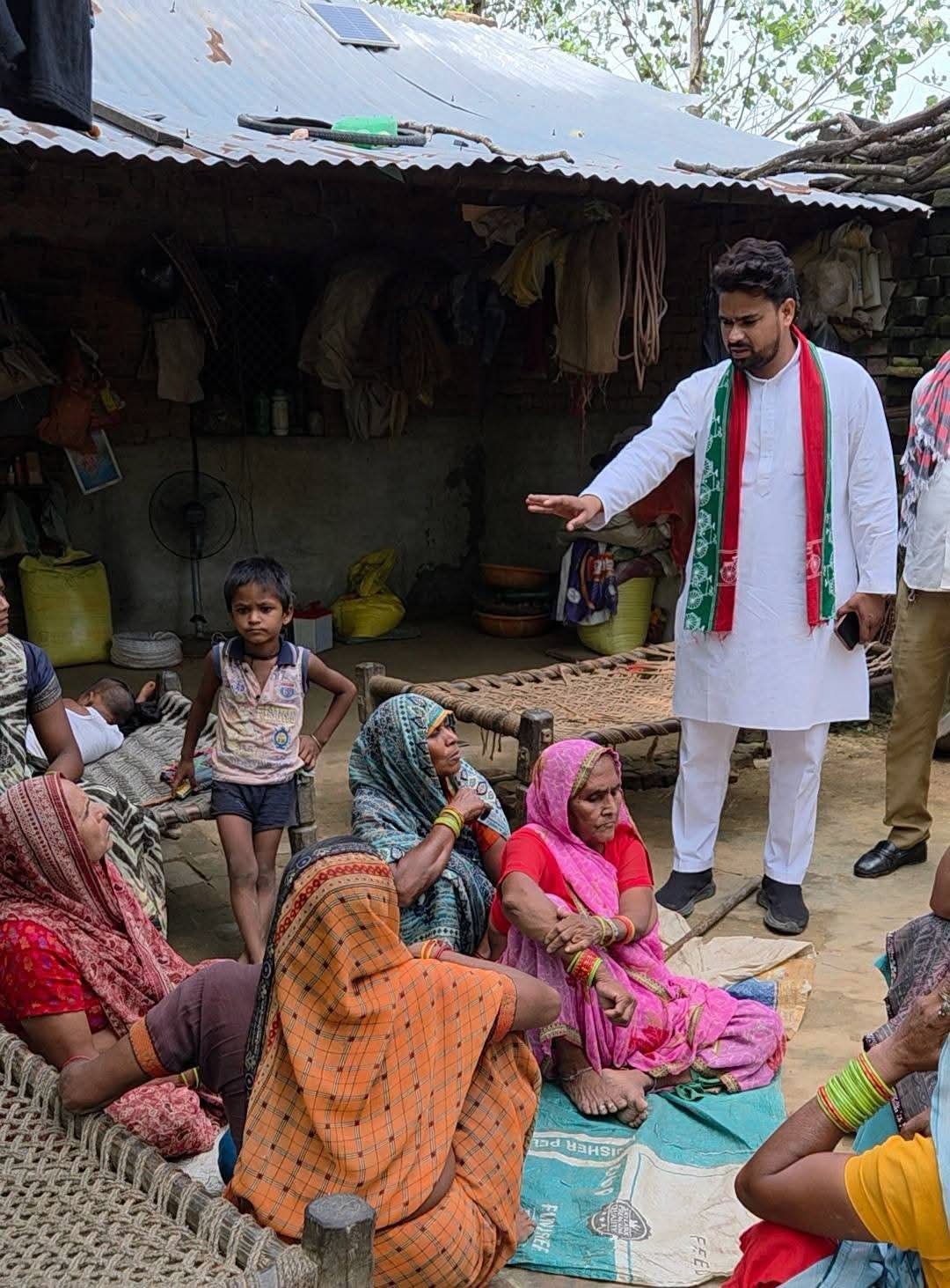बसई गांव में सर्पदंश से 27 वर्षीय रजनी देवी का दुखद निधन, गगन लोधी ने शोकाकुल परिवार से मिलकर जताई संवेदना - Aligarh photo