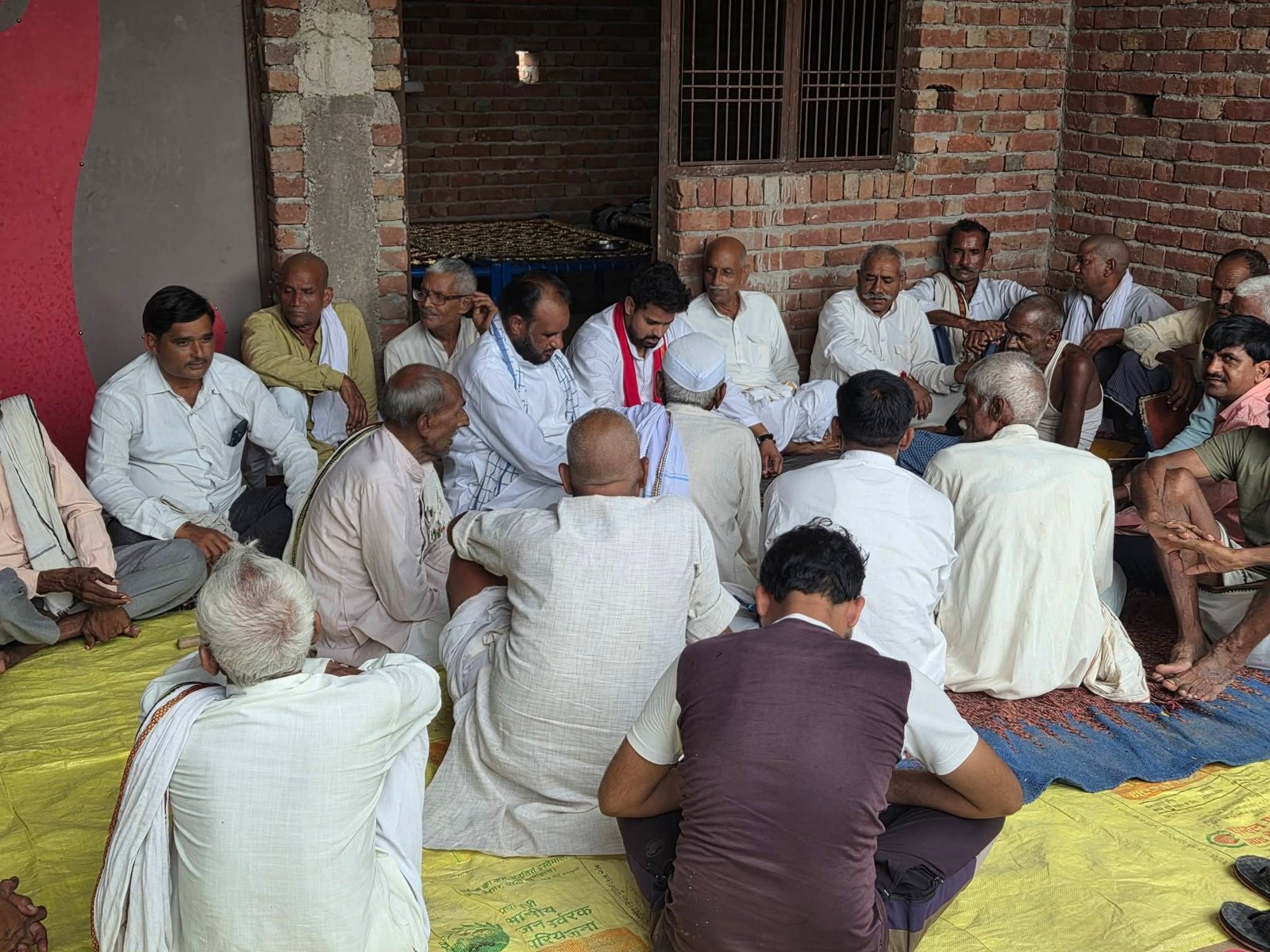 गांव खड़ौआ में नेक्सी देवी जी के निधन पर गगन लोधी ने अर्पित की श्रद्धांजलि, शोकाकुल परिवार को दी सांत्वना - Aligarh photo
