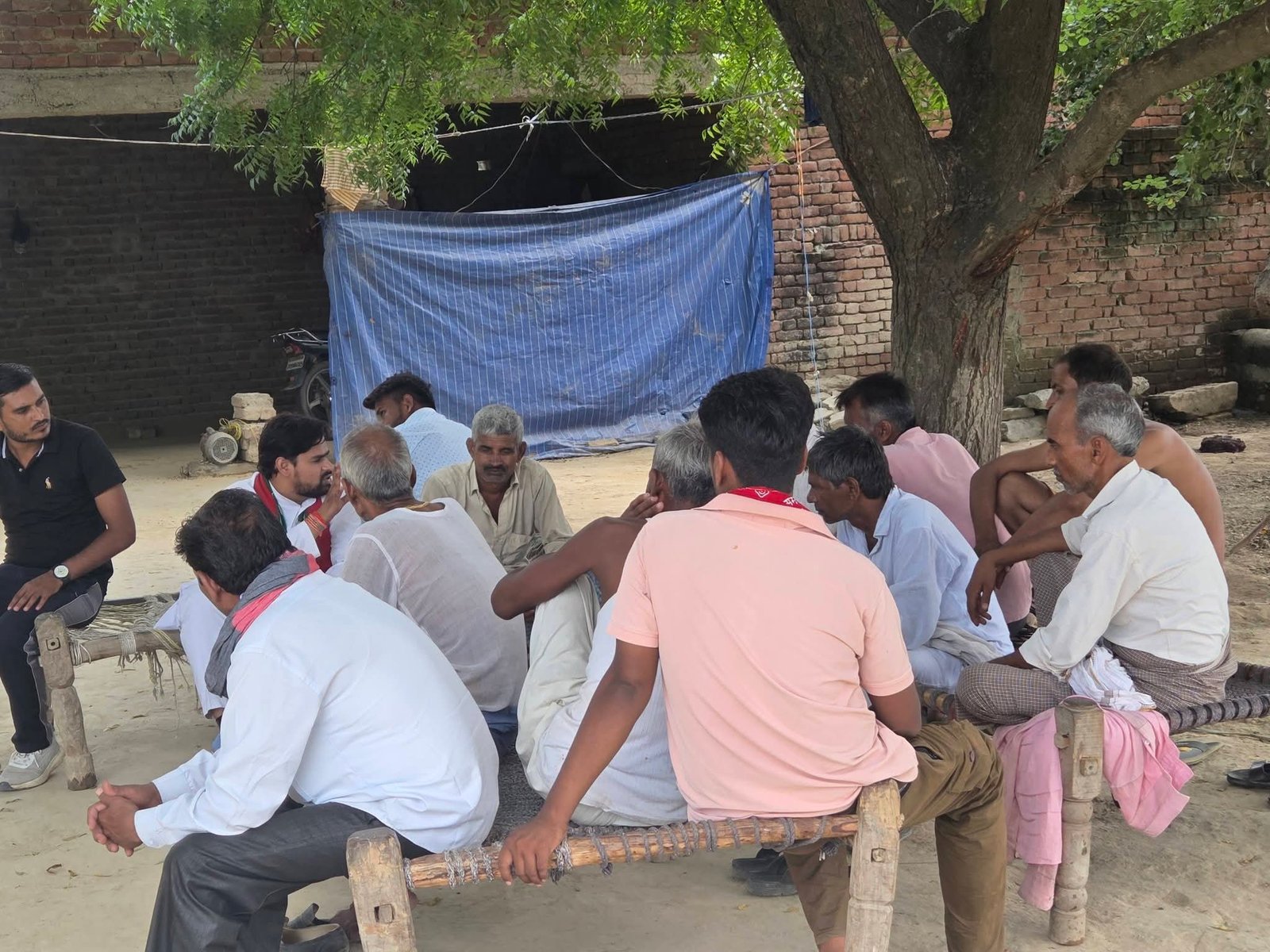 अतरौली विधानसभा के विभिन्न गांवों में शोक संवेदना | गगन लोधी ने परिजनों से की मुलाकात - Aligarh photo