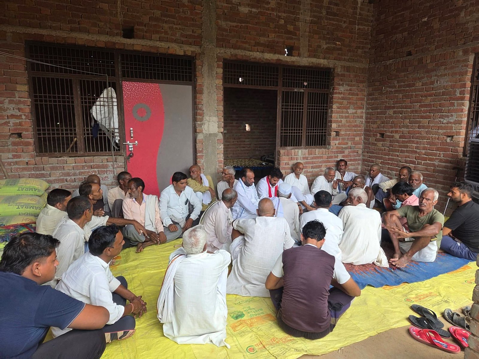 गांव खड़ौआ में नेक्सी देवी जी के निधन पर गगन लोधी ने अर्पित की श्रद्धांजलि, शोकाकुल परिवार को दी सांत्वना - Aligarh photo