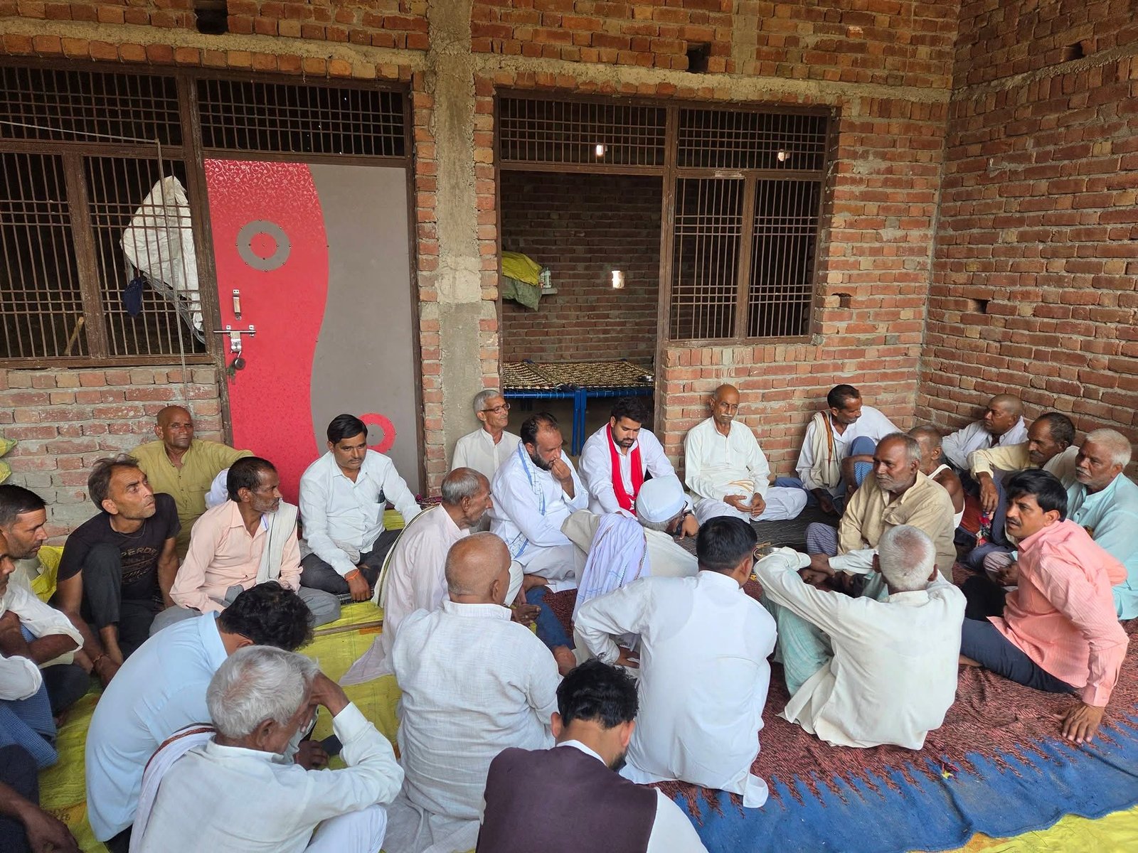 गांव खड़ौआ में नेक्सी देवी जी के निधन पर गगन लोधी ने अर्पित की श्रद्धांजलि, शोकाकुल परिवार को दी सांत्वना - Aligarh photo