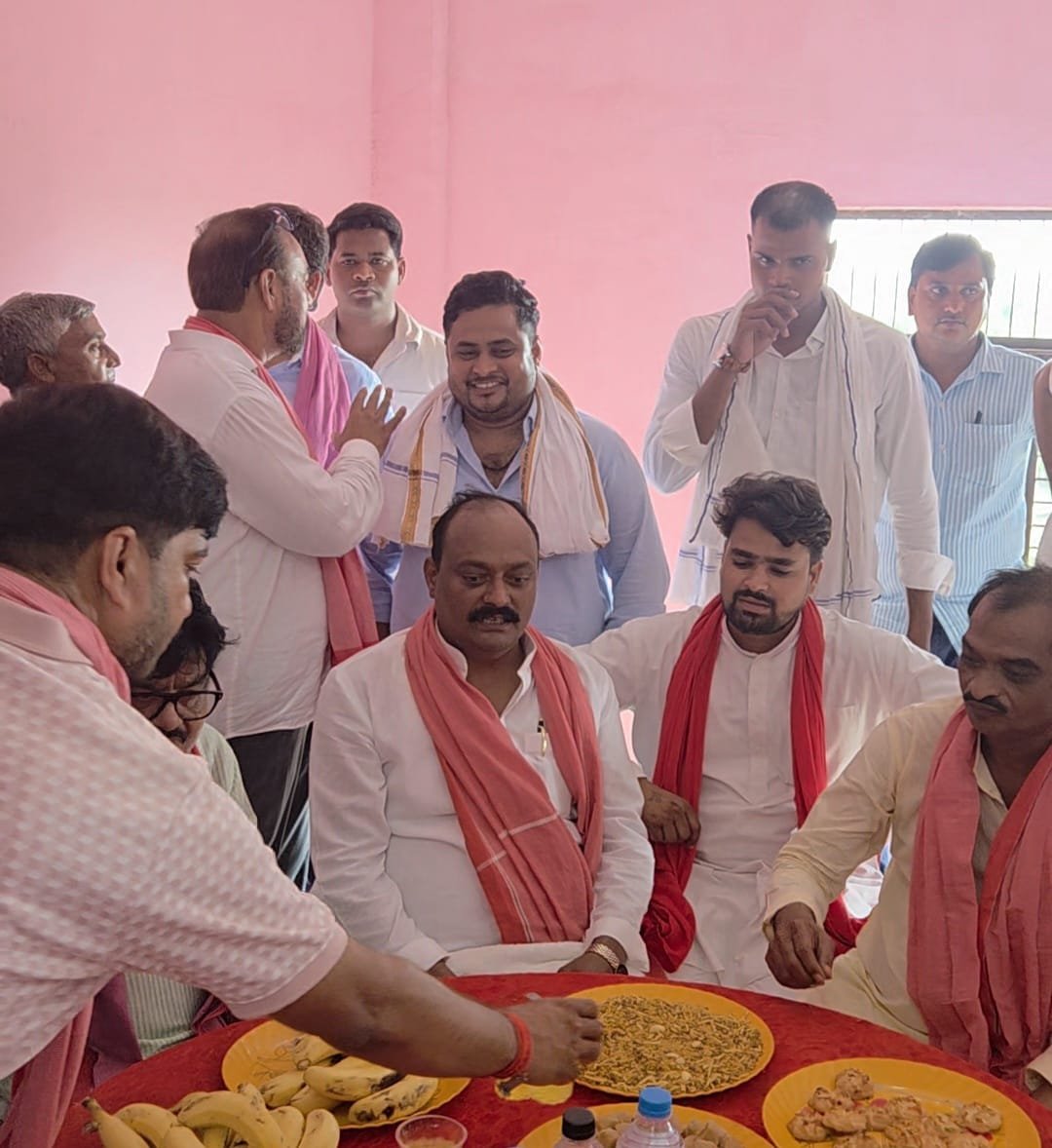 मैनपुरी में सांसद देवेश शाक्य जी से आत्मीय मुलाकात | अतरौली के युवाओं और संगठन पर चर्चा - Mainpuri photo