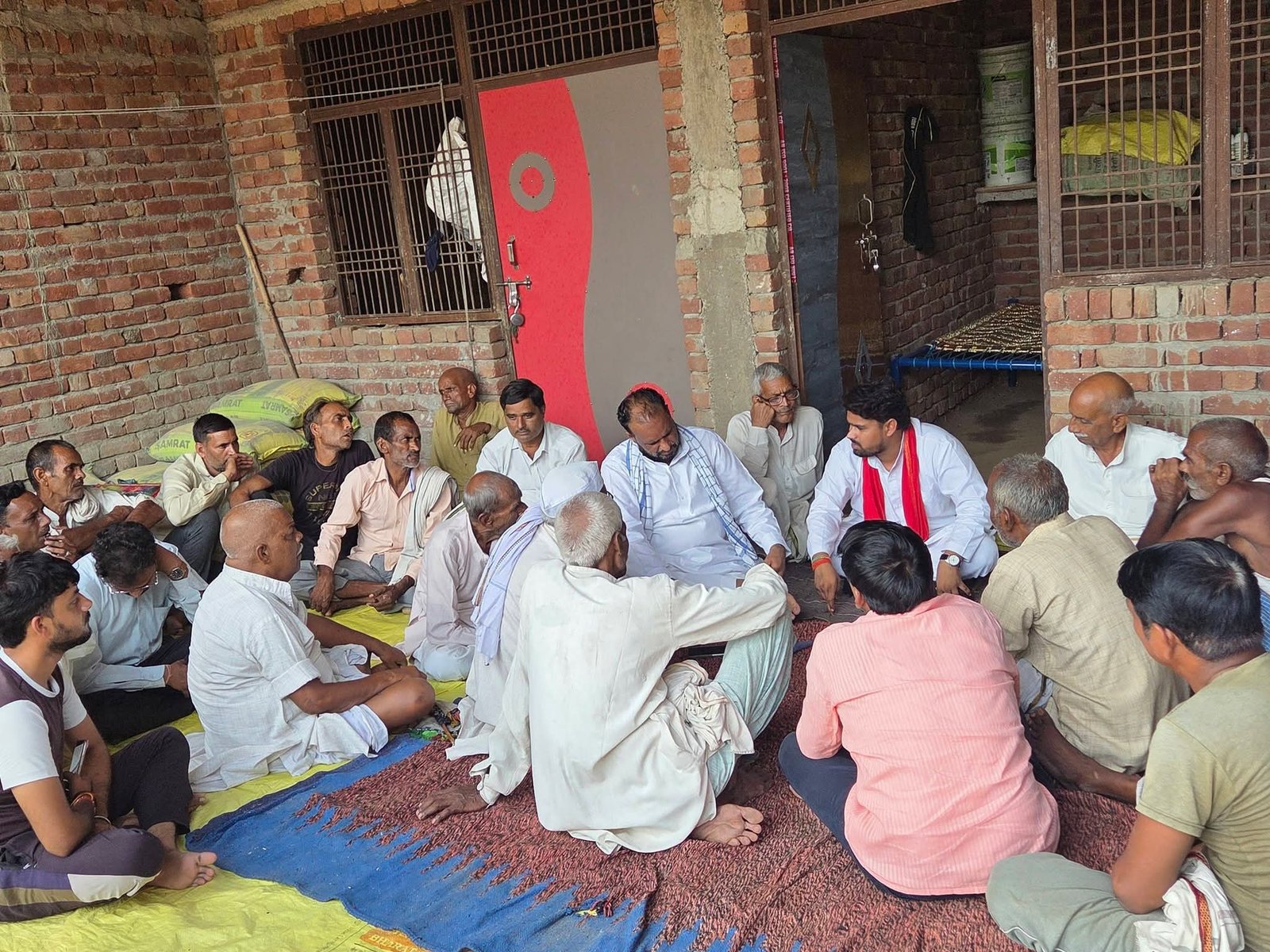 गांव खड़ौआ में नेक्सी देवी जी के निधन पर गगन लोधी ने अर्पित की श्रद्धांजलि, शोकाकुल परिवार को दी सांत्वना - Aligarh photo