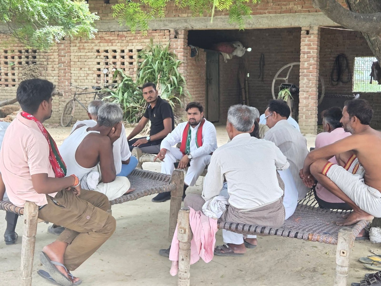 अतरौली विधानसभा के विभिन्न गांवों में शोक संवेदना | गगन लोधी ने परिजनों से की मुलाकात - Aligarh photo