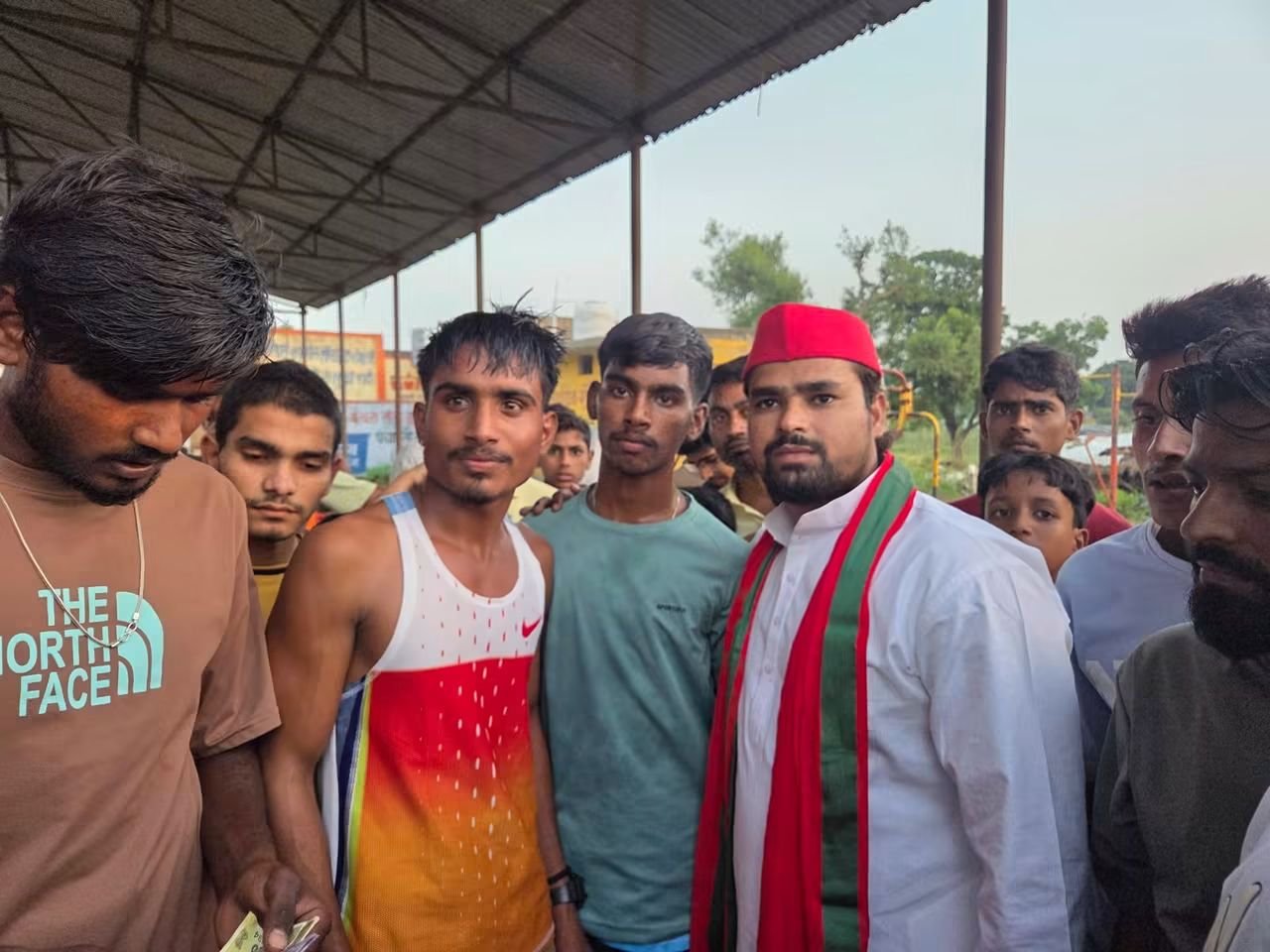 गांव दूधमा में दौड़ प्रतियोगिता का शुभारंभ | अतरौली के खिलाड़ियों के लिए खेल मैदान और ट्रैक की मांग