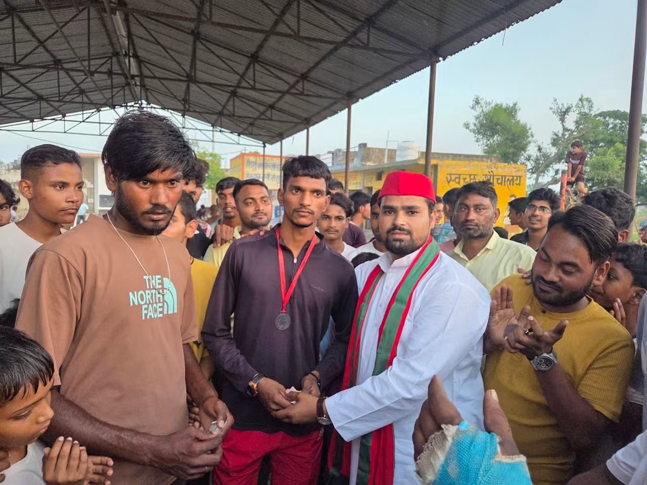 गांव दूधमा में दौड़ प्रतियोगिता का शुभारंभ | अतरौली के खिलाड़ियों के लिए खेल मैदान और ट्रैक की मांग - Aligarh photo